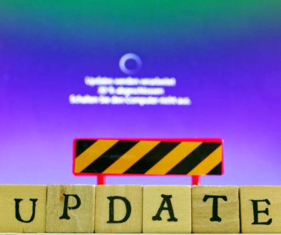 Schrift Update mit Update-Vorgang im Hintergrund bei der Konfiguration des Computers